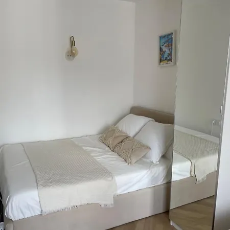Perche Sur Les Toits, Avec Ascenseur, 16 Eme Quartier Calme Securise- Proche Quai Seine *